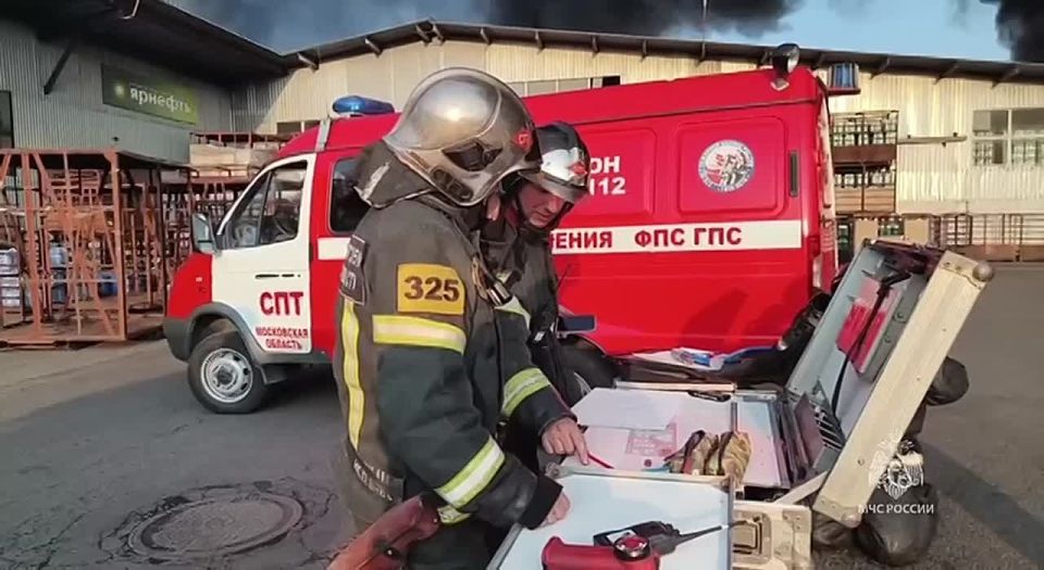 В Подмосковье загорелся склад, площадь пожара увеличивается