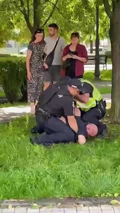 На Соломенке, неподалеку от "Добробута", патрульные задержали мужчину