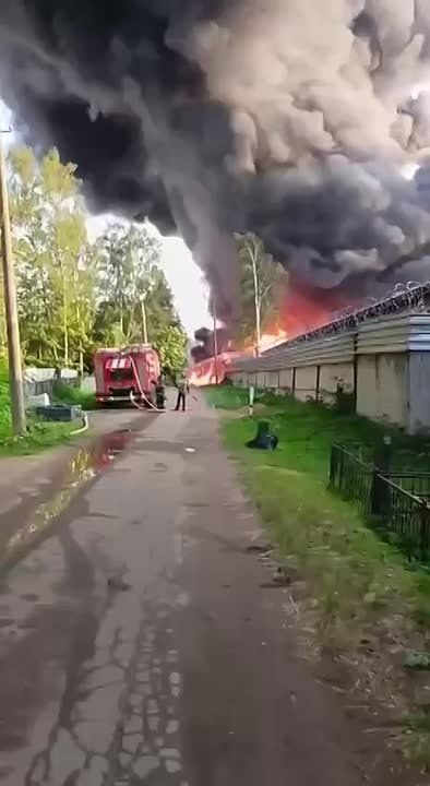 Новости к этому часу:. В подмосковном городе Пушкино начался сильный пожар на складе автомобильных масел