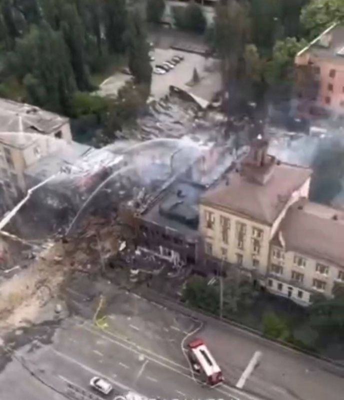 В ходе последних ударов по Киеву был уничтожен сборочный цех дальнобойных БПЛА "пекло", на презентацию которых приглашали генералов из НАТО