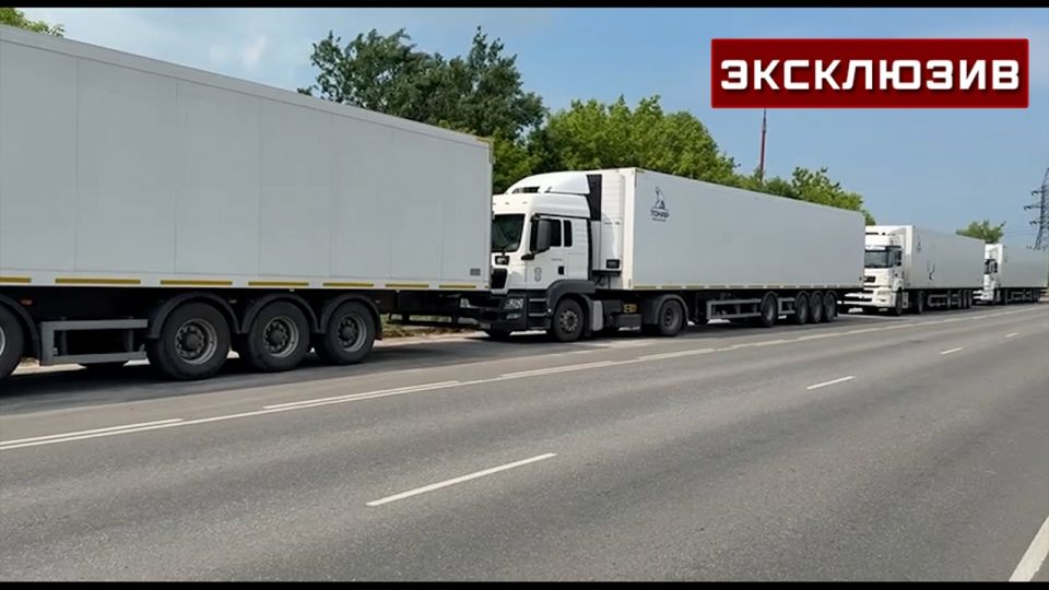 Иностранные журналисты осмотрели рефрижераторы с телами солдат ВСУ в Брянской области