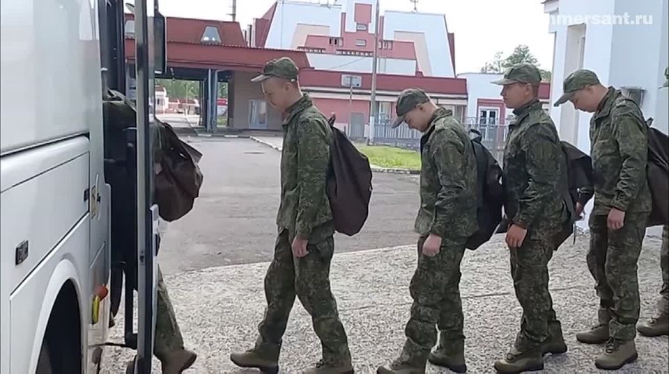 Минобороны показало кадры с российскими военными, возвращенными в рамках договоренностей с Киевом в Стамбуле