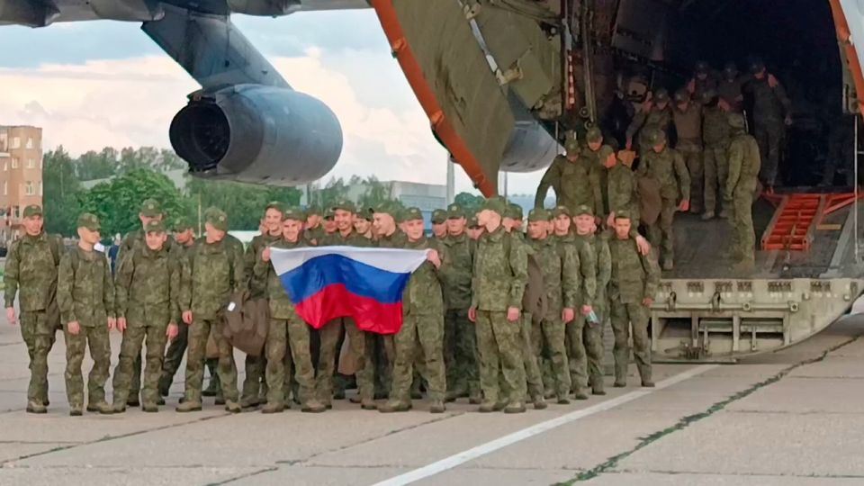 Борт с освобожденными из плена бойцами ВС РФ приземлился в Подмосковье