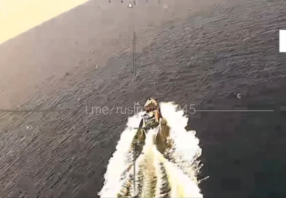 Российские военные работают дронами-камикадзе по безэкипажным катерам ВМС Украины в Черном море