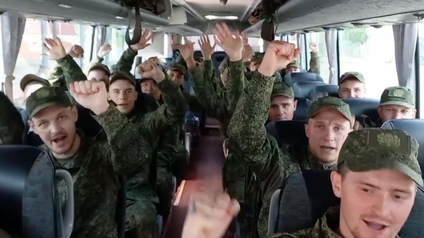 «Ура! Мы дома»: первая группа российских бойцов в возрасте до 25 лет вернулась из украинского плена