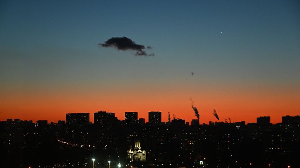 Украинские СМИ сообщают о клубах дыма над Киевом