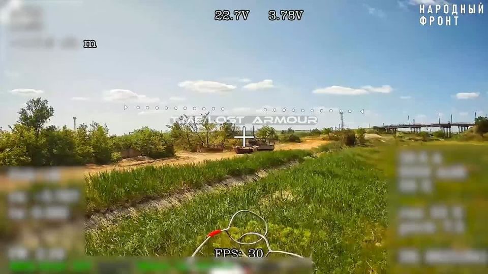 На днях в Северске ударом оптоволоконного FPV-дрона уничтожен очередной украинский эрзац-бронетранспортер