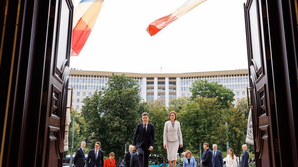 Как только выборы - количество гостей и воплей зашкаливает: Почему гражданка Румынии в своих речах говорит о России и Украине больше, чем о Молдове, президентом которой она является