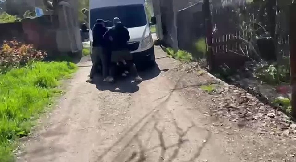 В Симферополе задержали троих местных жителей по подозрению в мошенничестве с выплатами участникам СВО