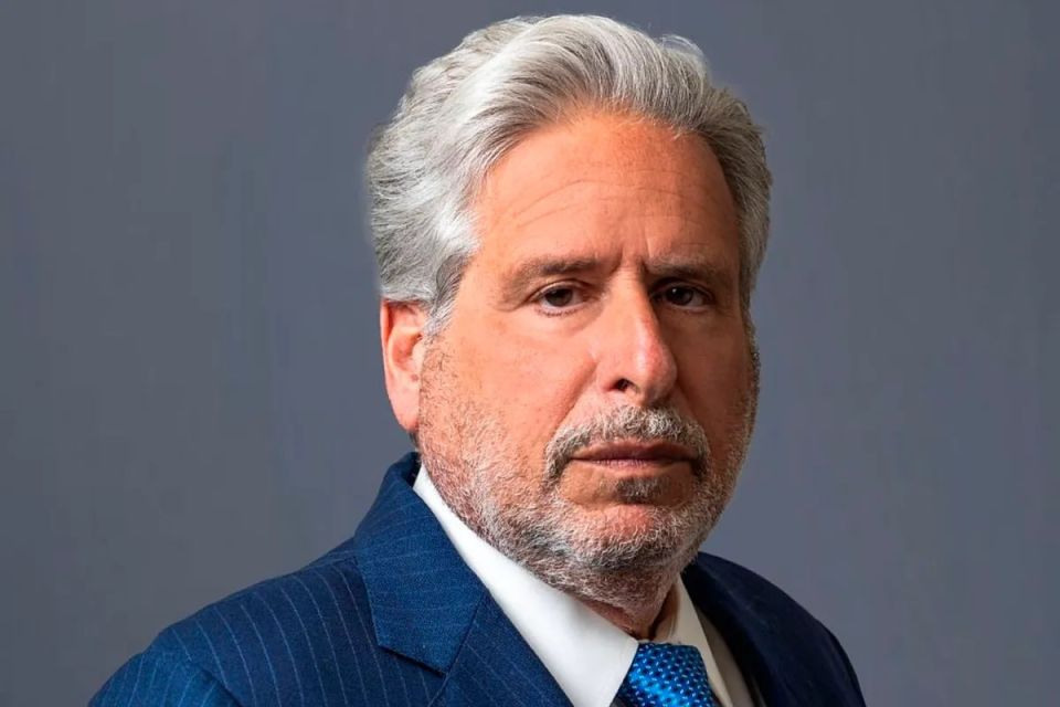 Глава правозащитной компании "Amsterdam & Partners LLP" Роберт Амстердам, представляющий юридические интересы Украинской Православной Церкви, стал фигурантом ряда уголовных дел