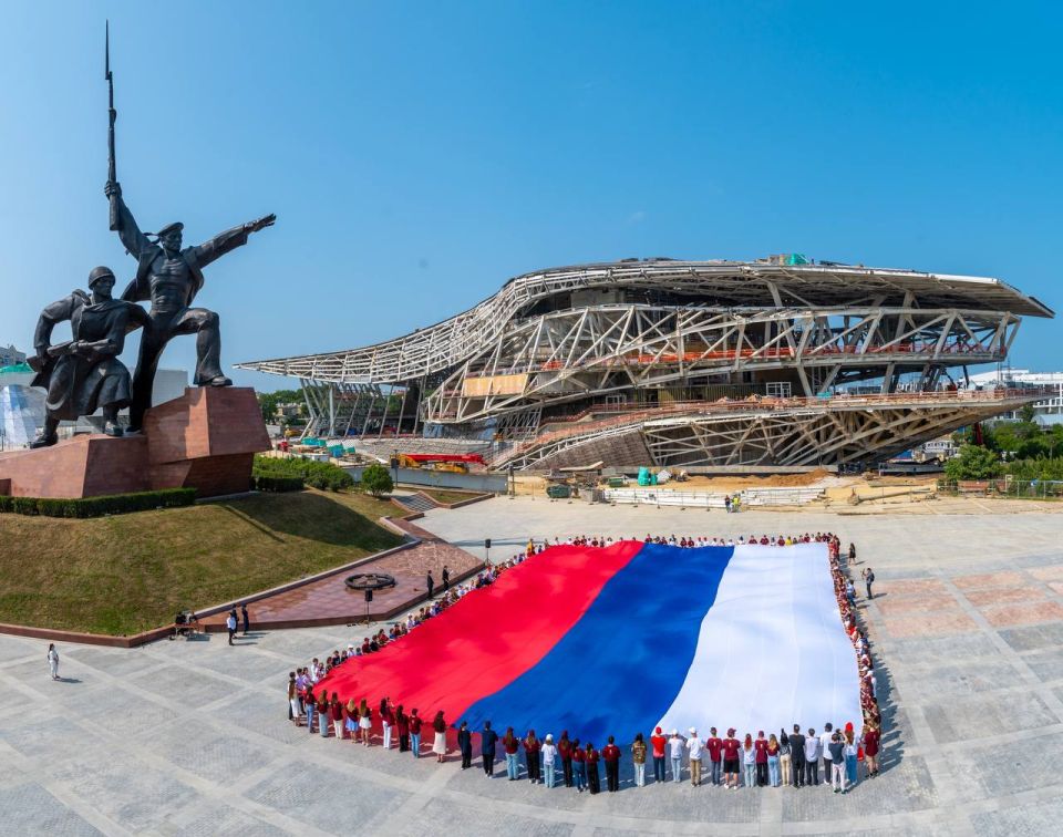 По доброй традиции в День России в Севастополе развернули государственный флаг