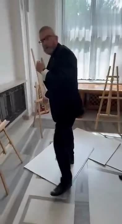 Бывший кандидат в президенты Польши разгромил выставку ЛГБТ*