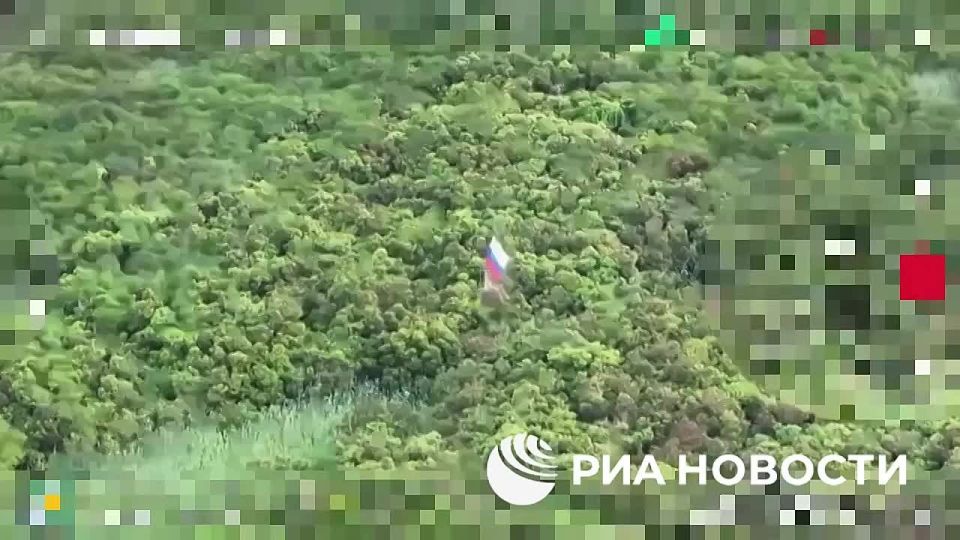 Триколор над Херсоном: российские военные установили флаг РФ ко Дню России