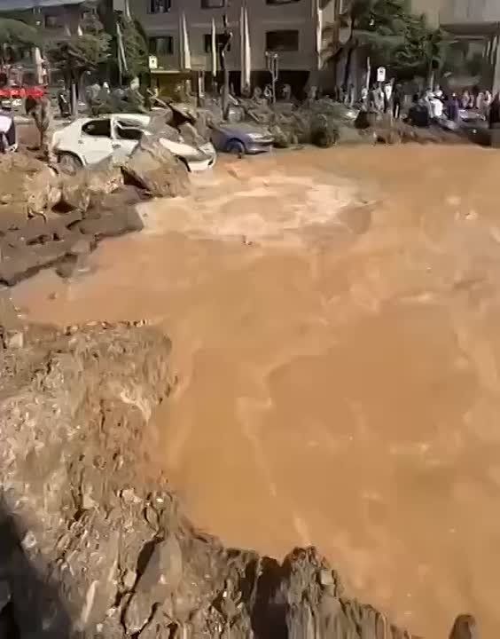 В Тегеране были взорваны несколько заминированных автомобилей и инфраструктурных объектов, сообщает агентство IRNA