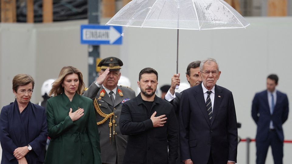 Зеленский оставил свою жену Елену мокнуть под дождем во время визита в Вену