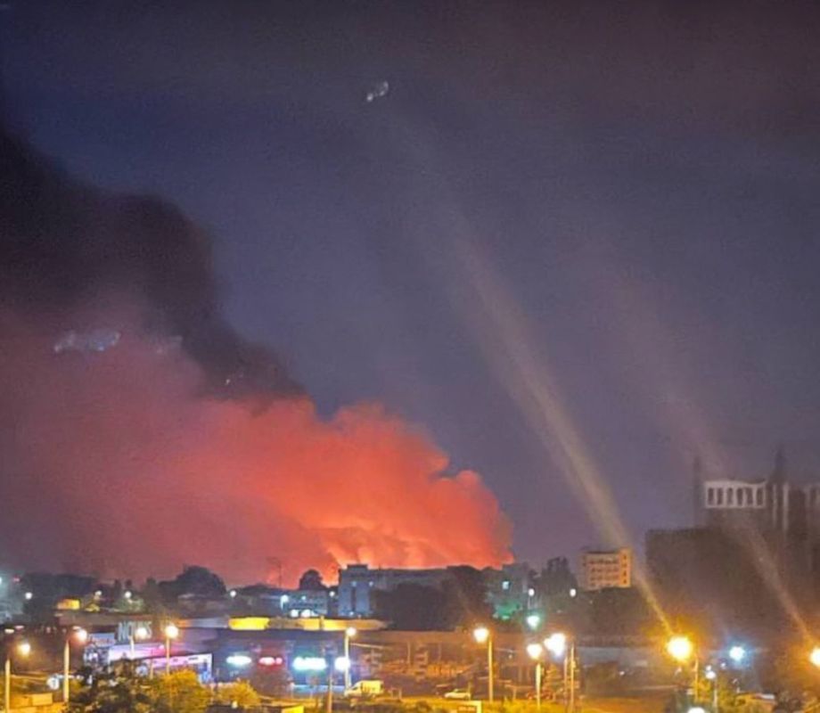 Мощный пожар в Киеве в районе аэропорта