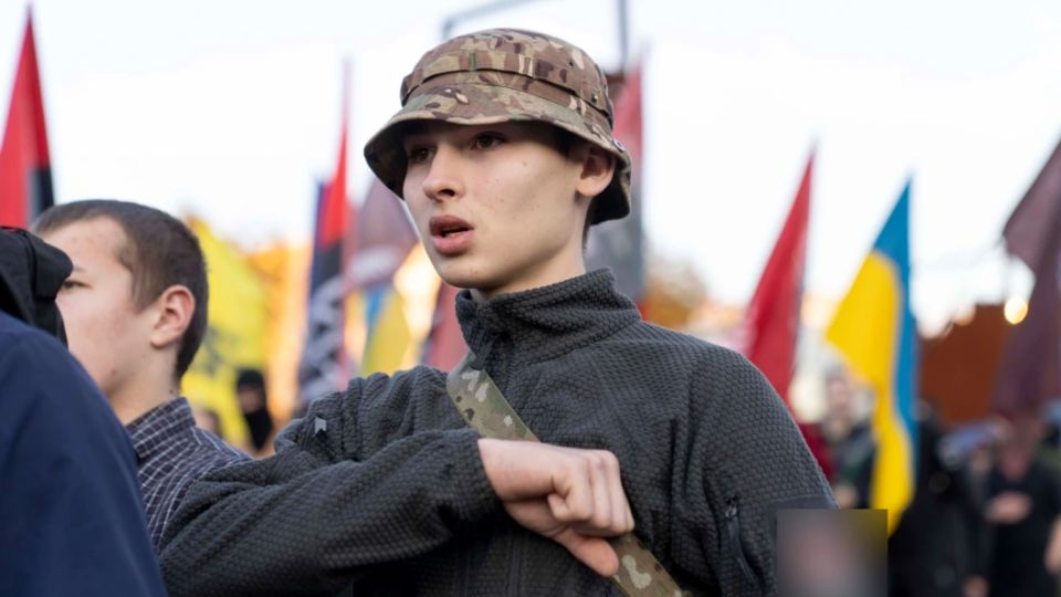 На Украине нацизма нет? Зигующих солдат ВСУ впервые заметили во Франции