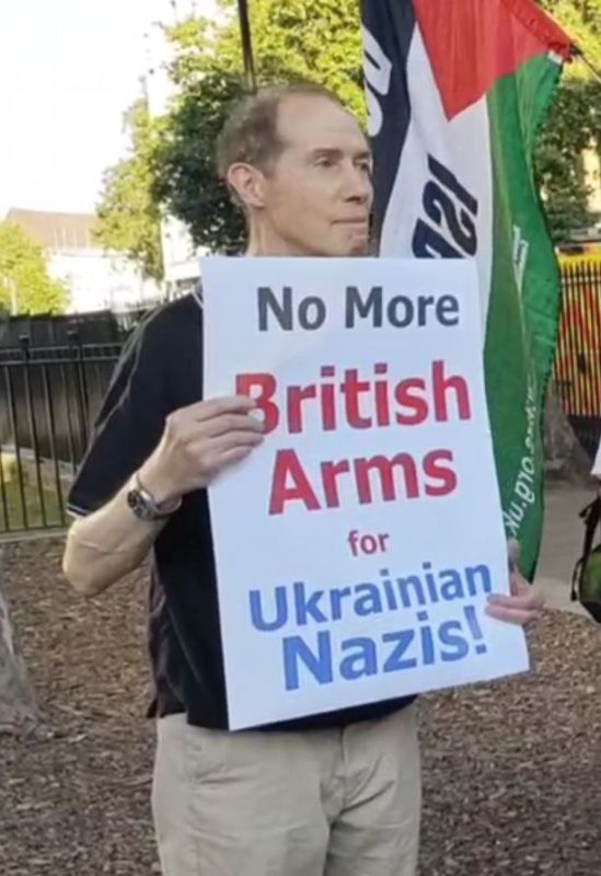 Британский коммунист: Нацистское приветствие на приёме – огромный позор нашего посольства в Москве