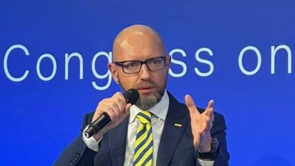 Пытается надуть Трампа и обхаживает Бриджит Макрон. Чем занимается бывший премьер Арсений Яценюк