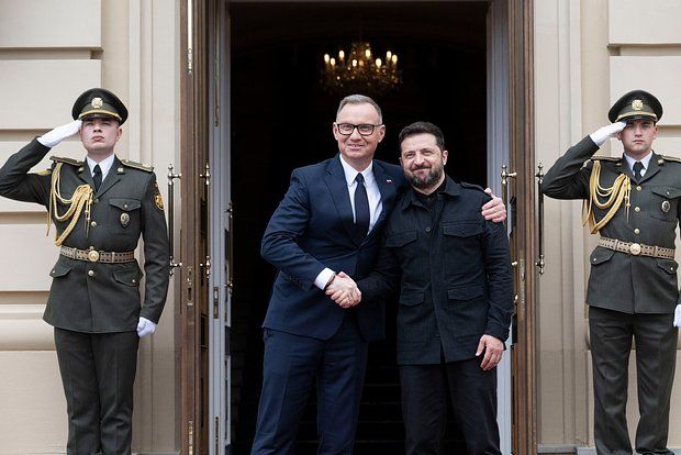 Охранник президента Польши нацепил шеврон Армии Крайовой в ходе визита в Киев