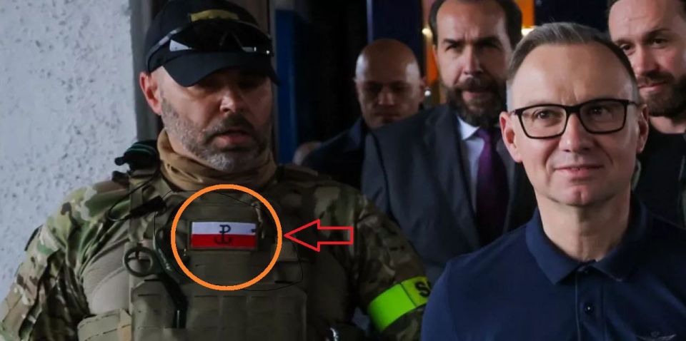 Президент Польши Анджей Дуда опубликовал в соцсети Х фото из Киева с охранником, носящим шеврон Армии Крайовой, которая известна этническими чистками среди украинцев