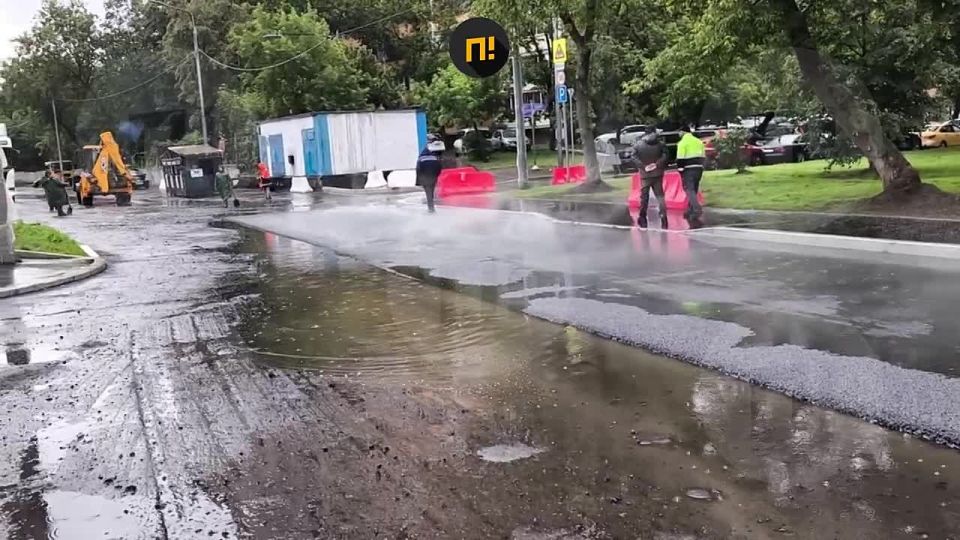 Власти Москвы заявили, что укладка асфальта в дождь не обычна, но допустима