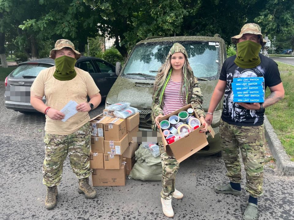 Дорогие друзья! На фотографиях запечатлена моя передача гуманитарной помощи для крымских десантников, в том числе и для расчета БПЛА Чехова. Мы подготовили всё вместе с нашими друзьями-волонтёрами из «Ковчег Ноемы»