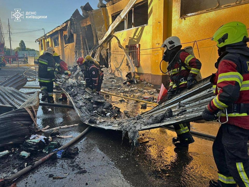 Еще кадры после прилета по Вышгородскому району Киевской области, где удар был нанесен по предприятию