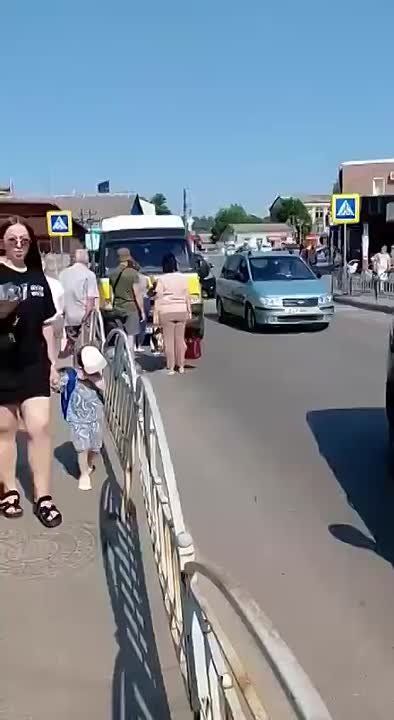 В Мерефе под Харьковом женщина умерла, преследуя микроавтобус ТЦК с принудительно мобилизованным сыном, сообщают украинские каналы