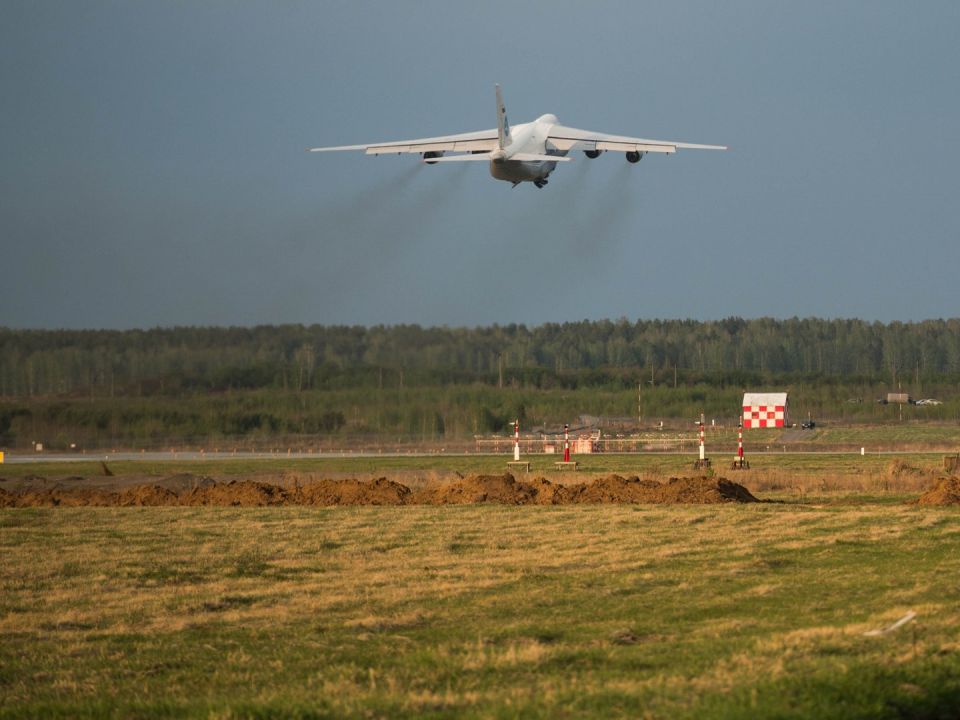 В небе над Киевом впервые с 2022 года заметили таинственный самолет. Фото, видео