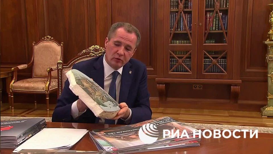 "Белгород не сдается": художница превратила осколки снарядов в подарок для Путина