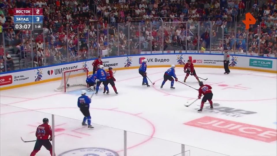 Команда звезд НХЛ победила игроков КХЛ в "Матче года" в Москве