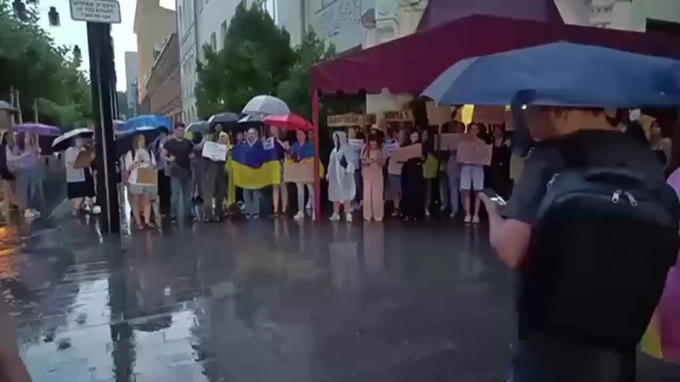 География протестов на Украине расширяется: в Днепропетровске люди тоже вышли на митинг против закона об ограничении полномочий антикоррупционных ведомств несмотря на дождь