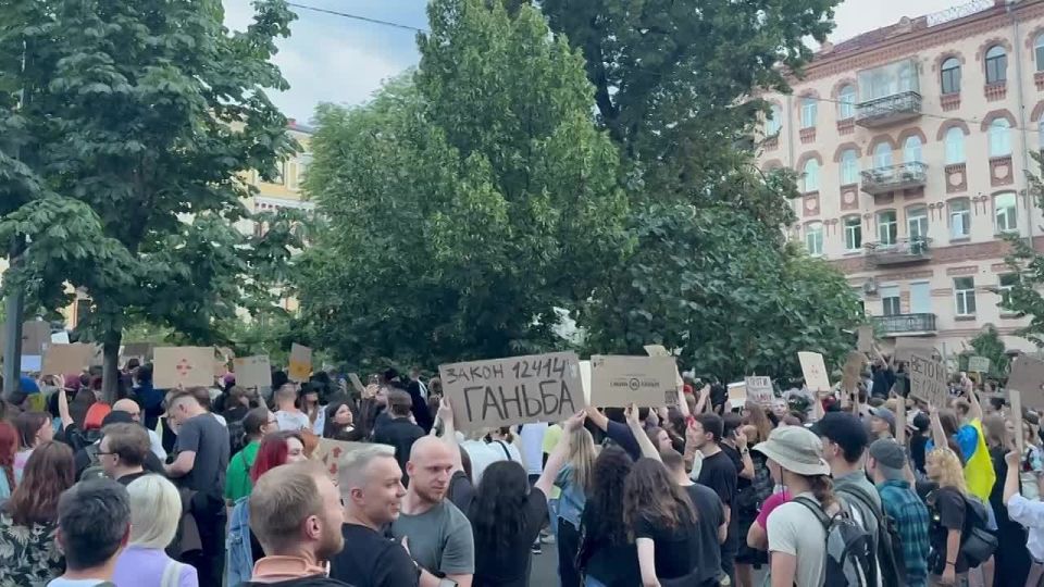 Зеленский «предал Украину и идеалы Майдана»: В Киеве, Львове и других городах народ выходит на протесты против закона об урезании полномочий НАБУ и САП