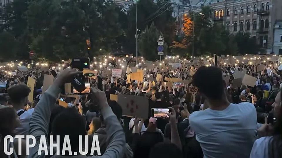 Украинцы взбунтовались против Зеленского и его офиса