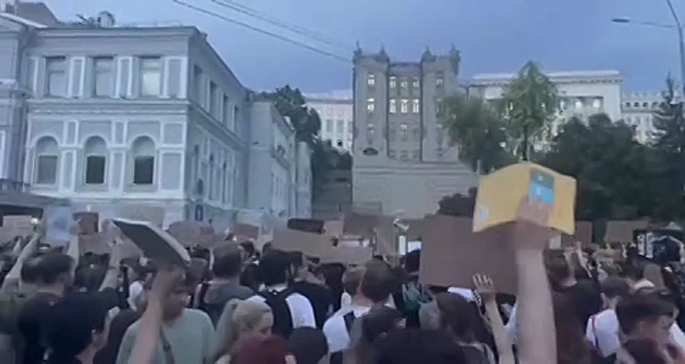 Владимир Корнилов: В Киеве сегодня скандируют «Мы не лохи!» Вот это новость! А кто? Два майдана «за кружевные трусики» доказали прямо противоположное!