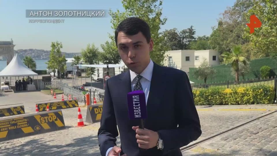 На кадрах РЕН ТВ — обстановка у дворца Чираган в Стамбуле, где сегодня ожидаются переговоры делегаций России и Украины, передаёт корреспондент РЕН ТВ Антон Золотницкий