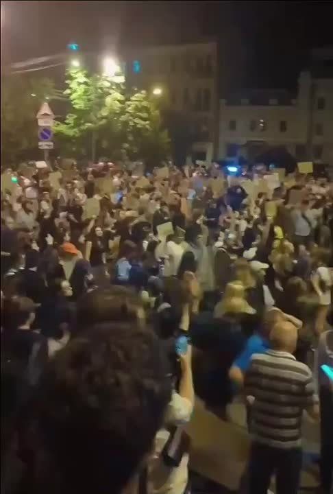 На Украине прошли массовые протесты из-за принятия закона, ограничивающего полномочия антикоррупционных органов НАБУ и САП. Люди скандировали: «Зеля — чёрт!», «Ганьба», Офис заеб..л», «Ми ж не лохи». Последнее утверждение...