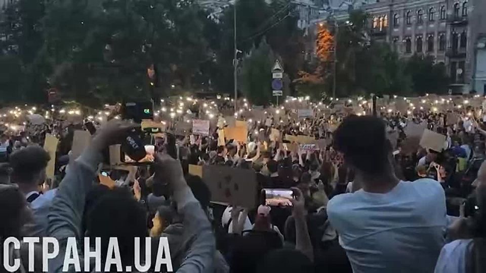 Зеленский поздно ночью все же выложил своё дежурное видеообращение, в котором прокомментировал скандальный закон против НАБУ