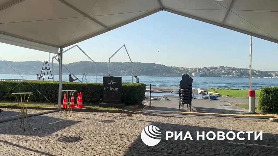 Монтажные работы по установке шатров ведутся на территории дворца Чираган в Стамбуле, передает корреспондент РИА Новости