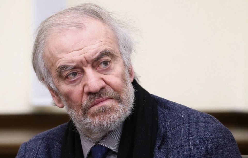 После громких протестов организаторы фестиваля Un'Estate da RE, дирекция Королевского дворца в Казерте на юге Италии решили отменить концерт с участием российского дирижера Валерия Гергиева