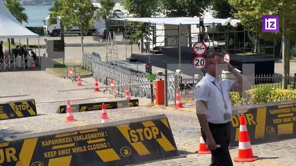 Меры безопасности у дворца Чираган усилены перед переговорами между делегациями России и Украины в Стамбуле, передает корреспондент "Известий" Антон Золотницкий