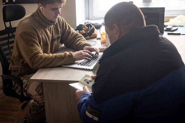 Экс-посол США Макфол о ТЦК: У людей должно быть право не идти на военную службу