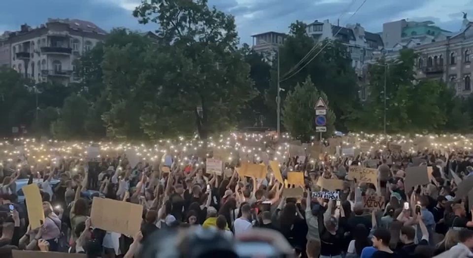 Михаил Онуфриенко: В Киеве снова Майдан.. С кружевными труселями и кавой в Венской опере, судя по всему, у протестующих теперь всё в порядке - во всяком случае эта опция в требованиях отсутствует