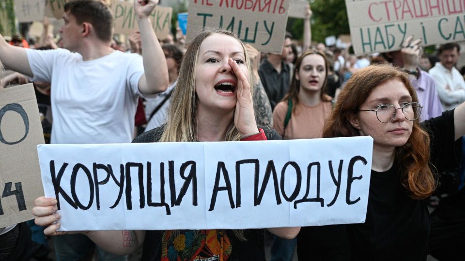 Диктатура по-демократически. Почему Зеленский ликвидирует независимый антикоррупционный орган