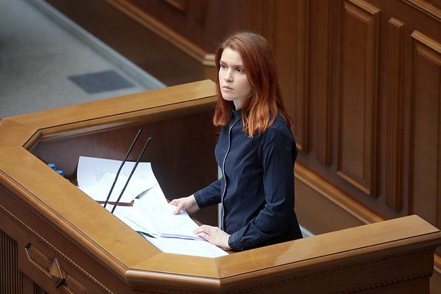 «Страна»: Протестующие против закона о НАБУ пытаются выгнать нардепа Безуглую