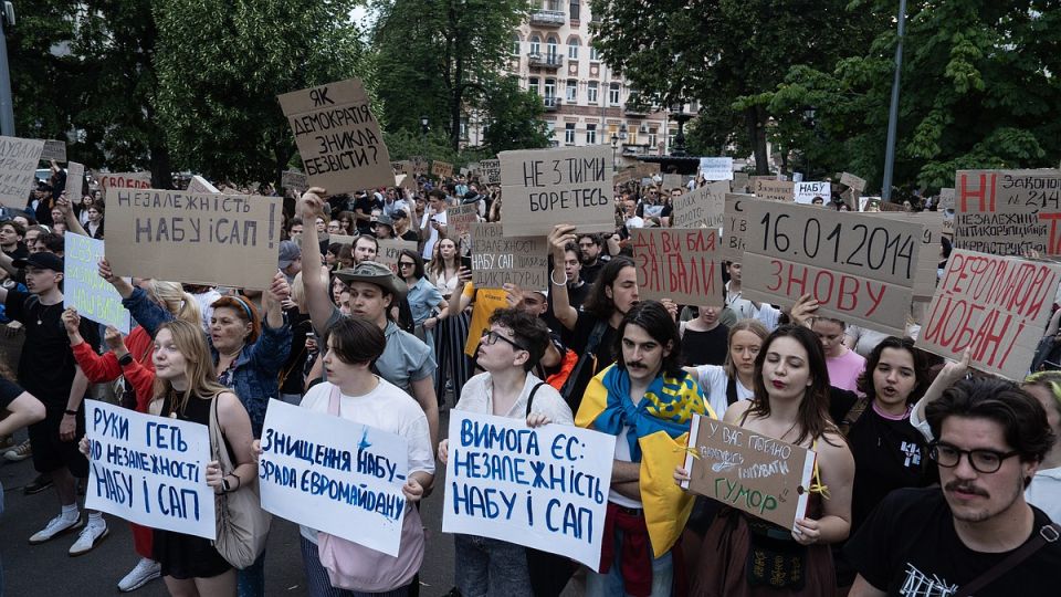 В Киеве запели старые песни о главном: протестующие вспомнили о России