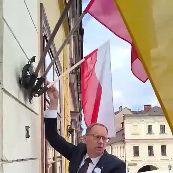 Криворожская дипломатия — украинские дипломаты не пустили польского депутата, который принес в украинское посольство снятые с мэрии Цешина флаги Украины