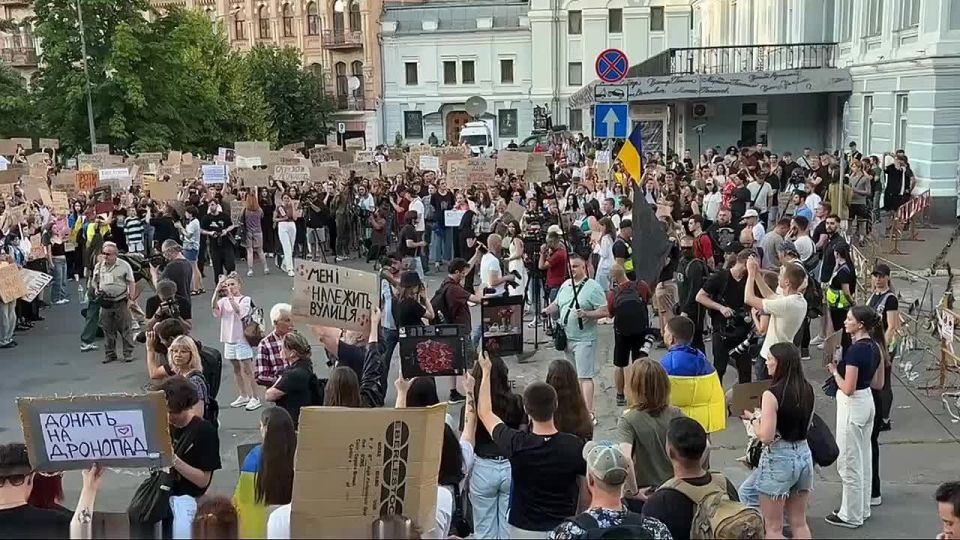 В Киеве тем временем продолжаются акции протеста против закона который ограничивает детальность НАБУ и САП
