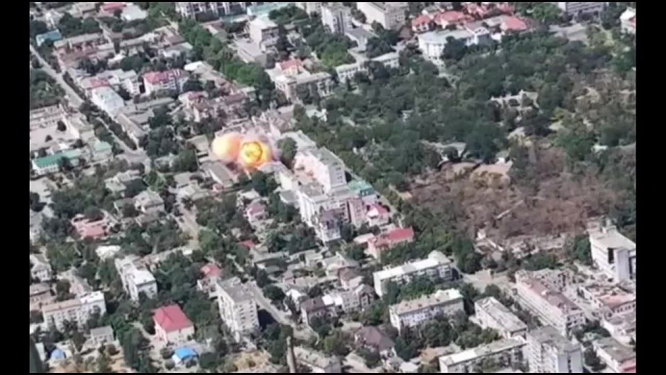 Удар трех ФАБ-500 разнес расположение ВСУ в здании ГУ МВД Украины в Херсоне, сообщает Fighterbomber